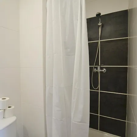 Refuge By Algest Apartman